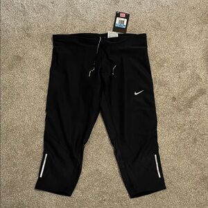 Nike Black Mid-Rise Cropped Performance Capri Leggings NWT